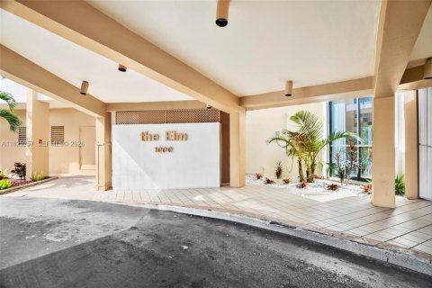 Condo in Pembroke Pines, Florida, 2 bedrooms  № 2084065 - photo 3