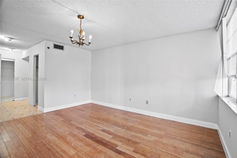 Condo in Pembroke Pines, Florida, 2 bedrooms  № 2084065 - photo 12
