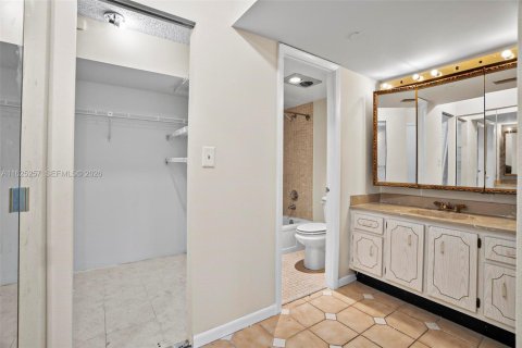Condo in Pembroke Pines, Florida, 2 bedrooms  № 2084065 - photo 14