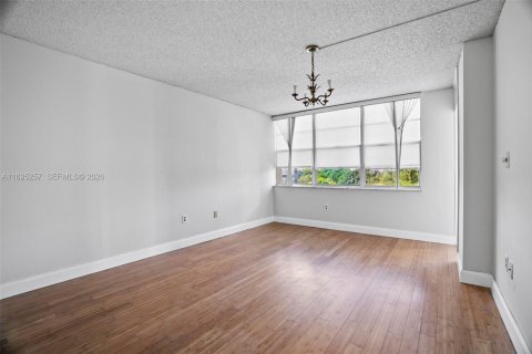 Condo in Pembroke Pines, Florida, 2 bedrooms  № 2084065 - photo 11