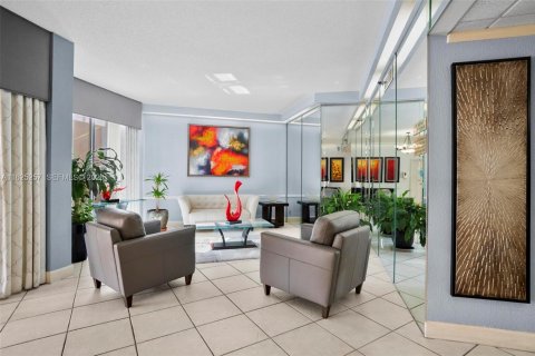 Condo in Pembroke Pines, Florida, 2 bedrooms  № 2084065 - photo 5