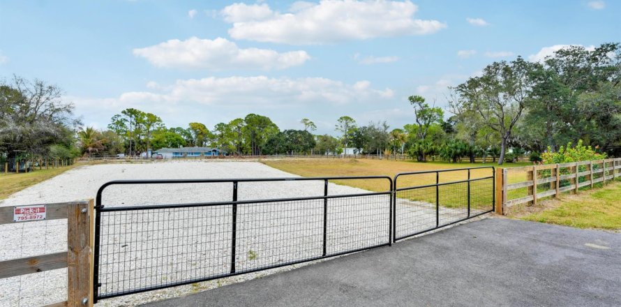 Commercial property in West Palm Beach, Florida № 2251952