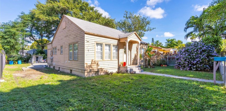 Дом в Майами, Флорида 2 спальни, 102.47м2 № 1987956