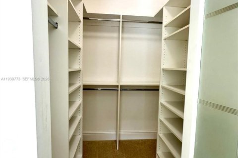 Condo in Aventura, Florida, 3 bedrooms  № 2009619 - photo 26