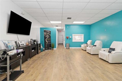 Commercial property in Coral Springs, Florida № 1939959 - photo 15