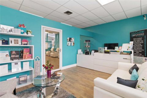 Commercial property in Coral Springs, Florida № 1939959 - photo 11