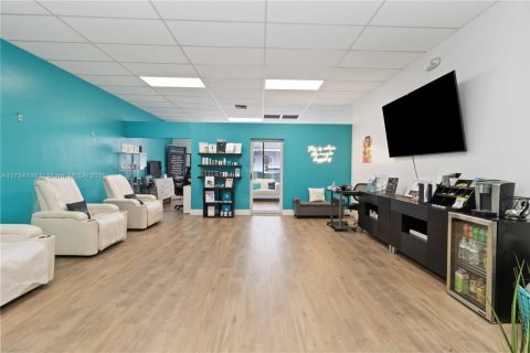 Commercial property in Coral Springs, Florida № 1939959 - photo 17