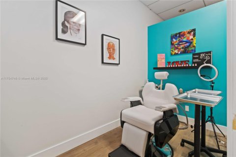 Commercial property in Coral Springs, Florida № 1939959 - photo 21