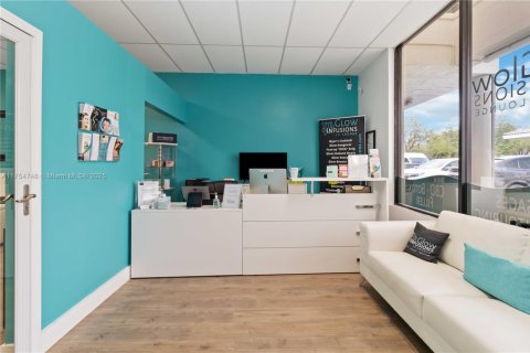 Commercial property in Coral Springs, Florida № 1939959 - photo 12