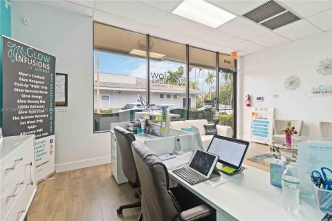 Commercial property in Coral Springs, Florida № 1939959 - photo 7