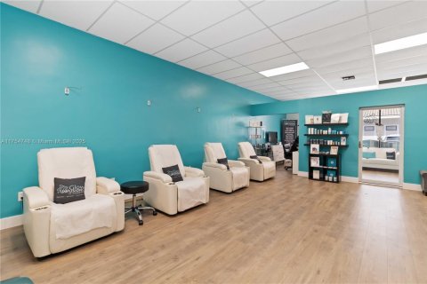 Commercial property in Coral Springs, Florida № 1939959 - photo 16