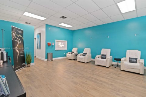 Commercial property in Coral Springs, Florida № 1939959 - photo 13