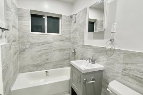 Apartamento en alquiler en Miami, Florida, 55.74 m2 № 2029313 - foto 2