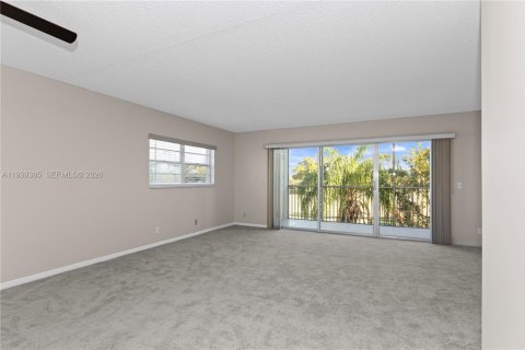 Condo in Pembroke Pines, Florida, 2 bedrooms  № 1997554 - photo 11