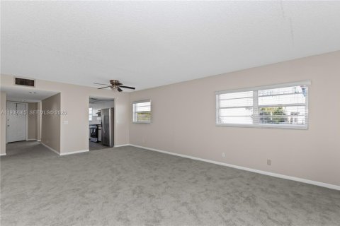 Condo in Pembroke Pines, Florida, 2 bedrooms  № 1997554 - photo 13