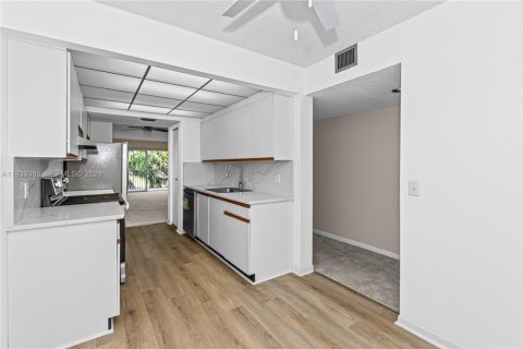 Condo in Pembroke Pines, Florida, 2 bedrooms  № 1997554 - photo 9