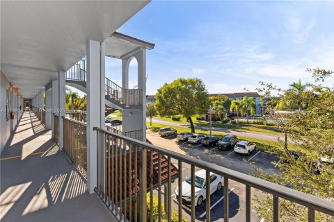 Condo in Pembroke Pines, Florida, 2 bedrooms  № 1997554 - photo 6