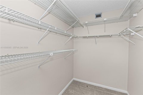 Condo in Pembroke Pines, Florida, 2 bedrooms  № 1997554 - photo 17