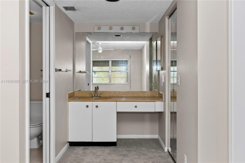 Condo in Pembroke Pines, Florida, 2 bedrooms  № 1997554 - photo 19