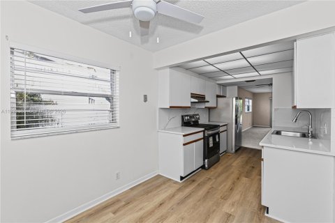 Condo in Pembroke Pines, Florida, 2 bedrooms  № 1997554 - photo 8