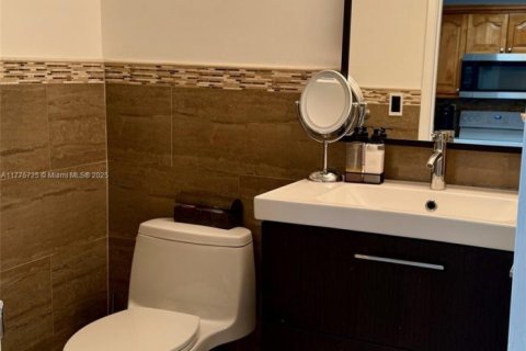Condo in Miami, Florida, 1 bedroom  № 1696795 - photo 13