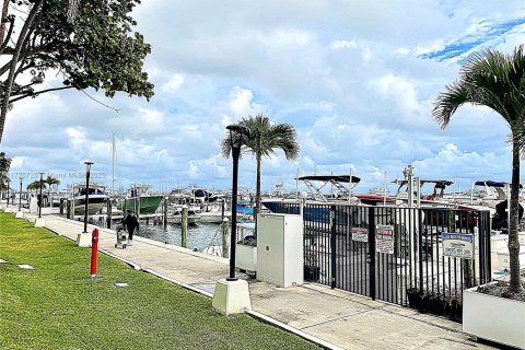 Condo in Miami, Florida, 1 bedroom  № 1696795 - photo 18