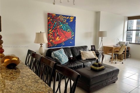 Condo in Miami, Florida, 1 bedroom  № 1696795 - photo 9