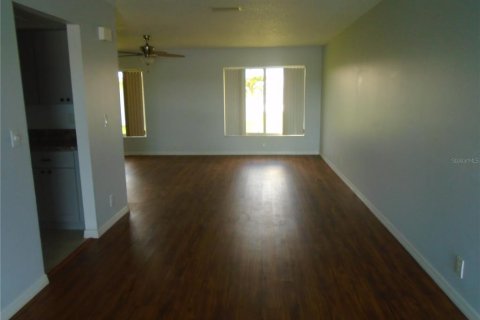 Condo in Pinellas Park, Florida, 2 bedrooms  № 2116423 - photo 13