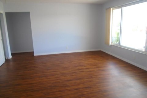 Condo in Pinellas Park, Florida, 2 bedrooms  № 2116423 - photo 12