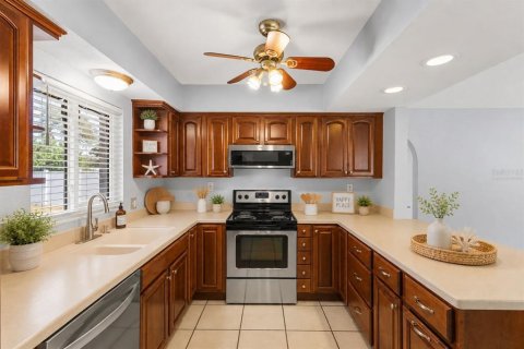 House in Tarpon Springs, Florida 2 bedrooms, 120.49 sq.m. № 2236114 - photo 4