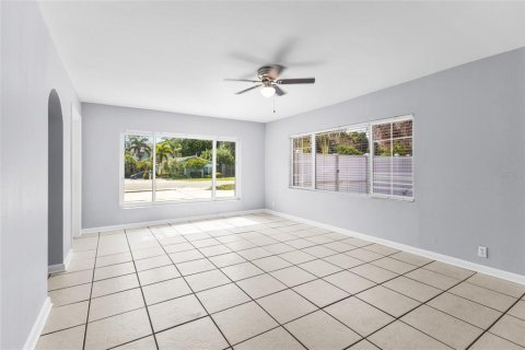 House in Tarpon Springs, Florida 2 bedrooms, 120.49 sq.m. № 2236114 - photo 9