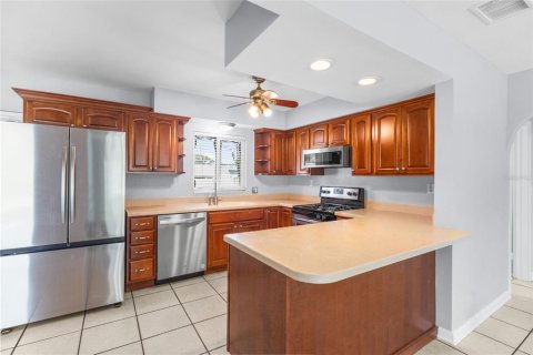 House in Tarpon Springs, Florida 2 bedrooms, 120.49 sq.m. № 2236114 - photo 13