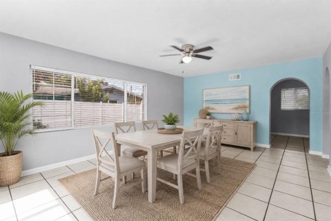 House in Tarpon Springs, Florida 2 bedrooms, 120.49 sq.m. № 2236114 - photo 3