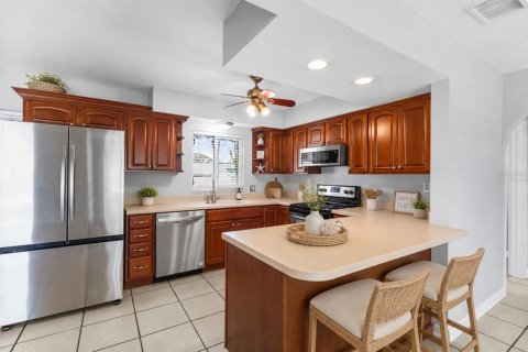 House in Tarpon Springs, Florida 2 bedrooms, 120.49 sq.m. № 2236114 - photo 5