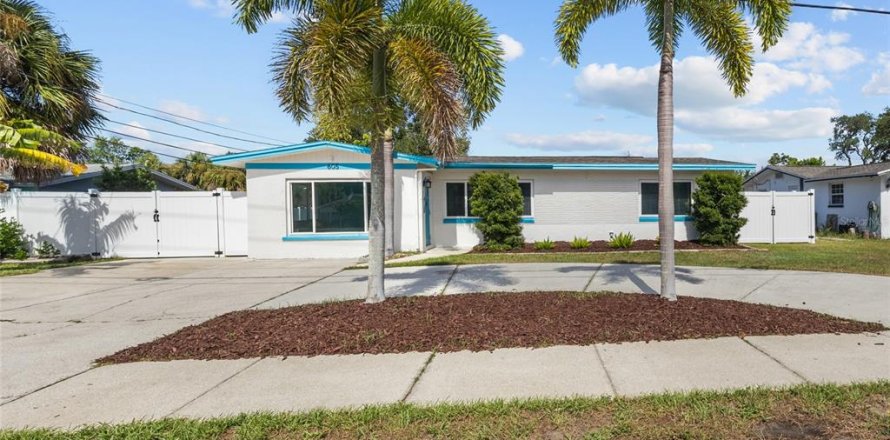 House in Tarpon Springs, Florida 2 bedrooms, 120.49 sq.m. № 2236114