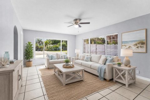 House in Tarpon Springs, Florida 2 bedrooms, 120.49 sq.m. № 2236114 - photo 2
