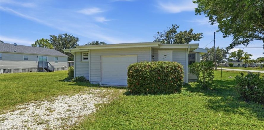 House in Punta Gorda, Florida 3 bedrooms, 128.39 sq.m. № 2092868