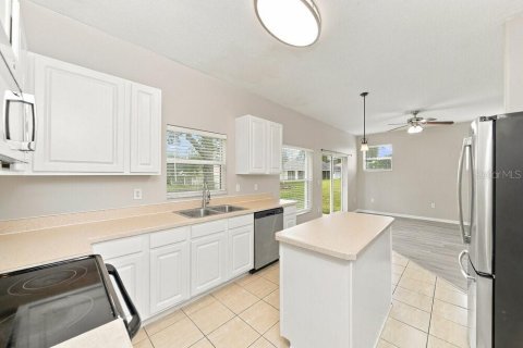 House in Apopka, Florida 4 bedrooms, 177.35 sq.m. № 2389320 - photo 7