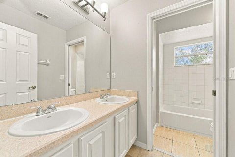 House in Apopka, Florida 4 bedrooms, 177.35 sq.m. № 2389320 - photo 16