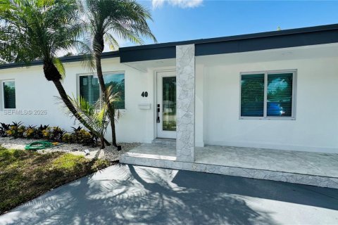 Casa en North Miami, Florida 3 dormitorios, 163.88 m2 № 2046735