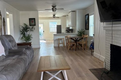 House in Sarasota, Florida 3 bedrooms, 136.38 sq.m. № 2209242 - photo 2