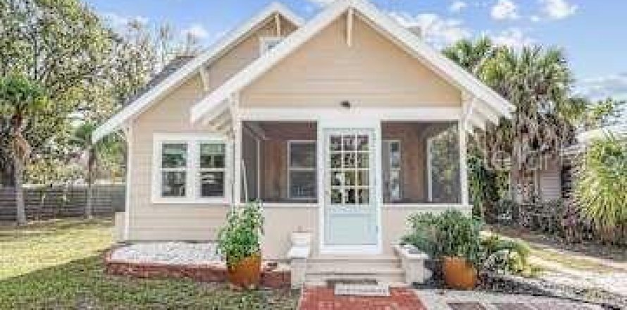 House in Sarasota, Florida 3 bedrooms, 136.38 sq.m. № 2209242