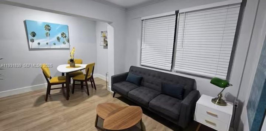 House in Miami, Florida 2 bedrooms, 69.68 sq.m. № 2061016