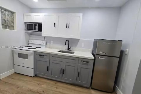 House in Miami, Florida 2 bedrooms, 69.68 sq.m. № 2061016 - photo 6