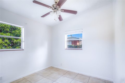Купить виллу или дом в Уэст-Палм-Бич, Флорида 2 спальни, 65.4м2, № 1995563 - фото 12