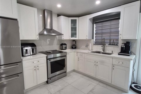House in Fort Lauderdale, Florida 3 bedrooms, 144.83 sq.m. № 1875534 - photo 19