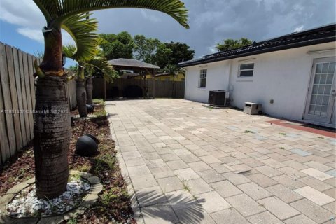 House in Fort Lauderdale, Florida 3 bedrooms, 144.83 sq.m. № 1875534 - photo 29