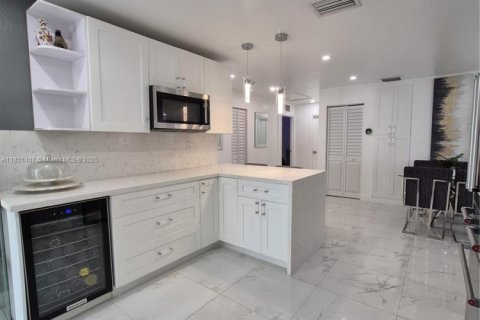 House in Fort Lauderdale, Florida 3 bedrooms, 144.83 sq.m. № 1875534 - photo 18