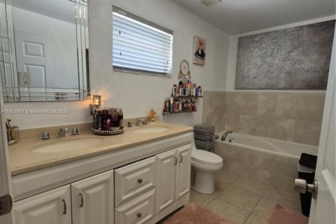 House in Fort Lauderdale, Florida 3 bedrooms, 144.83 sq.m. № 1875534 - photo 11