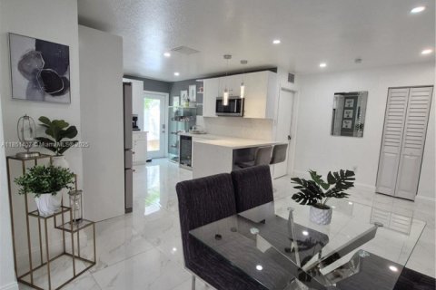 House in Fort Lauderdale, Florida 3 bedrooms, 144.83 sq.m. № 1875534 - photo 7